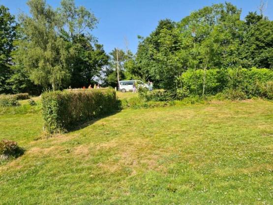 Stellplatz: 1 Fahrzeug + Strom inklusive 2 Personen