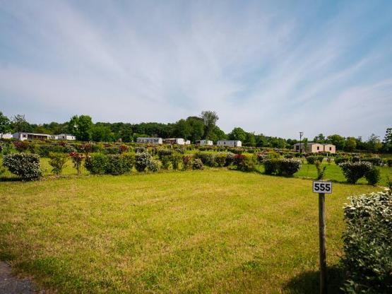 Grand emplacement camping-car sur herbe et sable