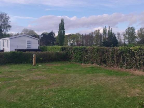 Emplacement privilege XL - Emplacement 120 m²  avec électricité 10A  et arrivée d'eau / 5 pers max