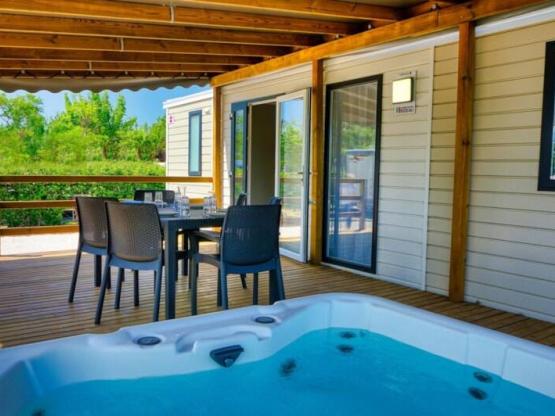 Mobil Home Prestige Climatisé avec SPA, 2 Ch, 2 salles d'eau, 2 WC (année 2025)