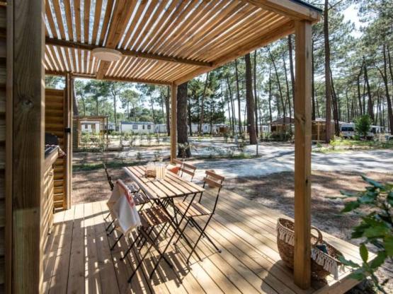 Emplacement SIGNATURE avec terrasse équipée / M