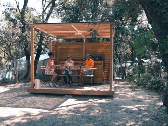 SIGNATURE Pitch with equipped terrace / M