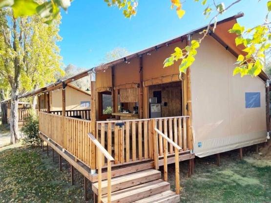 Glamping Lodge PREMIUM 34m² - 2 chambres - TV - climatisation - terrasse couverte -