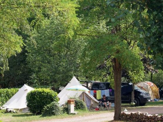 emplacement tente avec véhicule sur l'emplacement (compris dans le tarif : 2 pers, electricité)