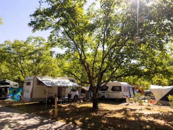 Camping-car, van, CONFORT XL pitches, over 100 m², 16A electricity, drinking water tap, drainage,