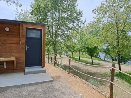 Pitches with river view and private bathroom