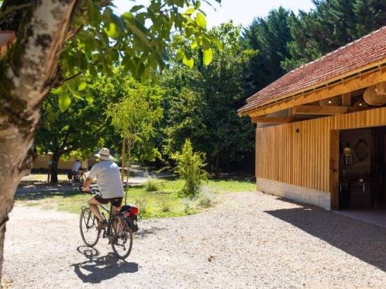 Package 2 pers ACSI camping car, van, min 80 m², incl. elect 16A, tap drinking water, emptying, pet.