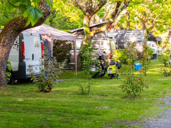 Standplaats grand comfort standplaats 3 trossen: auto + tent/caravan of camper 2/6 pers