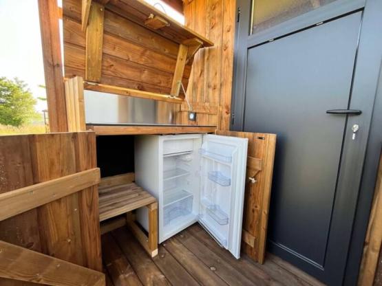 FORFAIT PREMIUM - sanitaire privatif (douche, WC, lavabo), cuisine extérieure, électricité