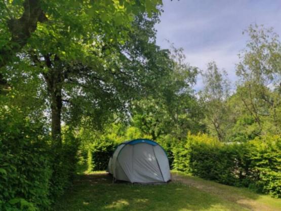 Emplacement GRAND CONFORT + 1 voiture + tente, caravane ou camping-car