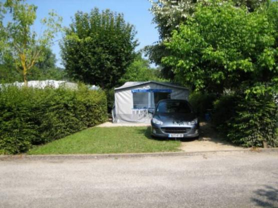 Emplacement PREMIUM + 1 voiture + tente, caravane ou camping-car + sanitaires privatifs