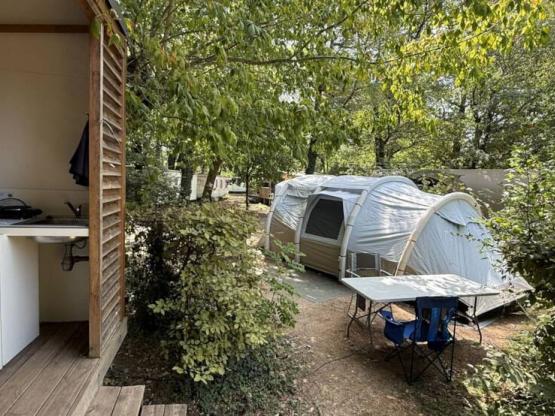 Emplacement PREMIUM + 1 voiture + tente, caravane ou camping-car + sanitaires privatifs