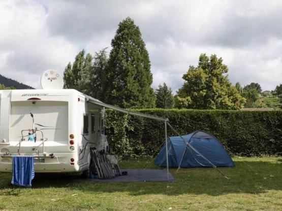 PREMIUM-Stellplatz mit privaten Sanitäranlagen (+ Zugang zum biol. Pool je nach Öffnung)