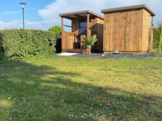 FORFAIT PREMIUM - sanitaire privatif (douche, WC, lavabo), cuisine extérieure, électricité