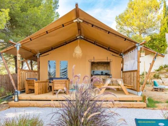 Tente Safari 49 m² avec sanitaires + terrasse 15 m²