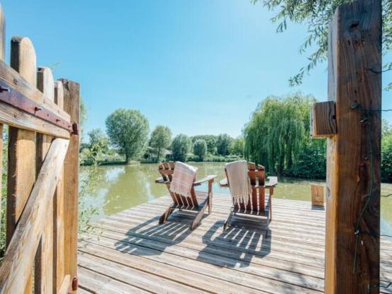 Emplacement Privilège Étang avec ponton privé  + Electricité 16A + eau