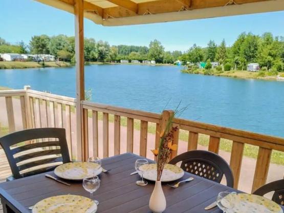 Mobil-Home Privilège Bord d'Etang TV - 2 chambres + terrasse