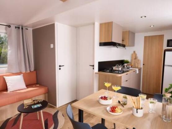 Mobil-home PREMIUM 29m² 2 chambres + TV+ Climatisation + Lave-vaisselle + terrasse couverte 15m²