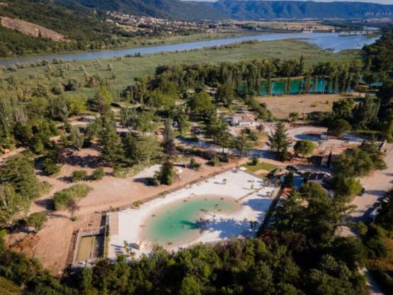 Emplacement prestige 130m² avec sanitaire privé Château Arnoux