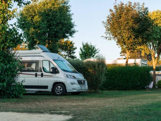 Emplacement avec électricité 16A 2 personnes + 1 véhicule