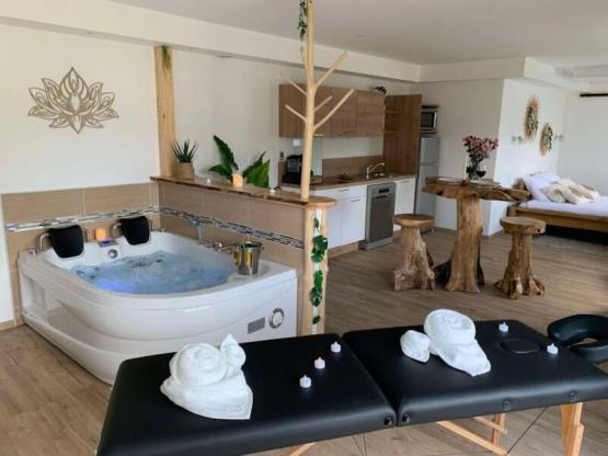 Gîte l'Escapade pour deux personnes avec baignoire balnéo