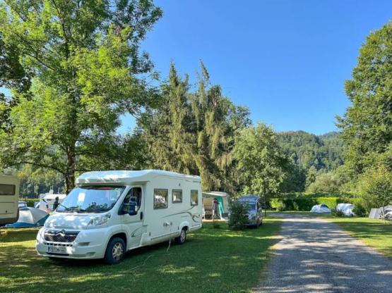 Forfait camping (emplacement, 2 personnes, 1 véhicule)