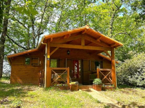 Chalet Premium 35m², 2 chambres, 1 salle de bain, terrase couverte, TV.