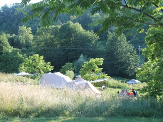 Emplacements pour petits camping-cars et caravanes (max. 6 m. avec timon) et tentes