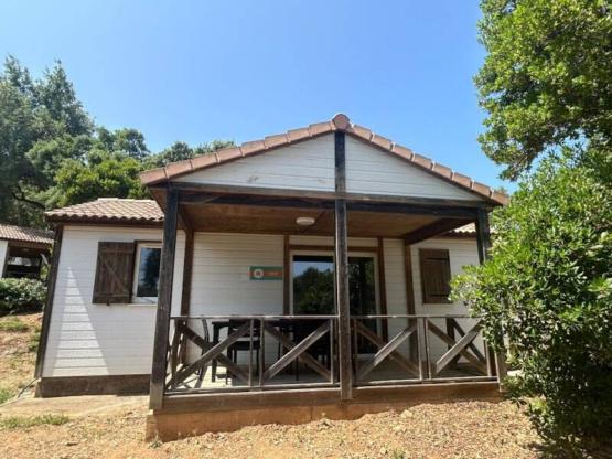 Air-conditioned cottage with 3 bedrooms for 6 people