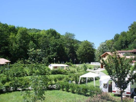 Forfait Privilège 160/200m² (1 tente, caravane ou camping-car / 1 voiture / électricité 10A) + Raccordement eau et évacuation des eaux usées - Emplacement ensoleillé