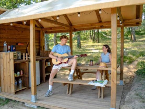 EMPLACEMENT VIP FACE A L 'ETANG AVEC SALLE DE BAIN ET CUISINE PRIVATIVE