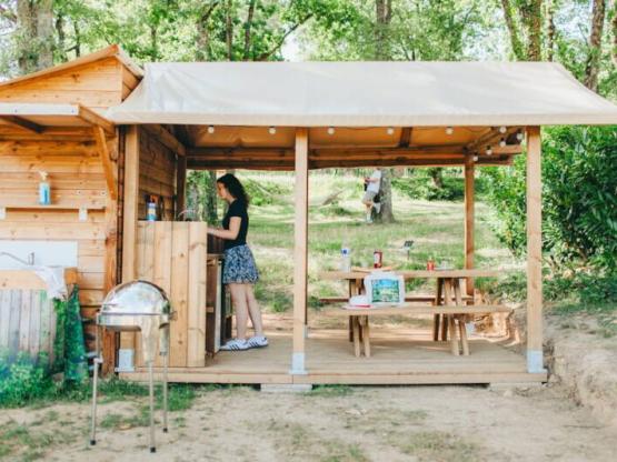 EMPLACEMENT VIP FACE A L 'ETANG AVEC SALLE DE BAIN ET CUISINE PRIVATIVE