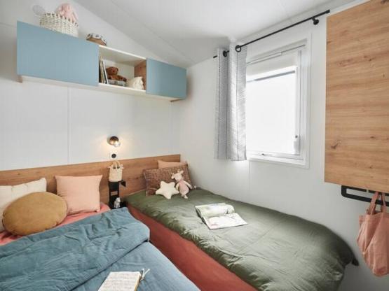 Mobil-home Premium Almeria 40m² - 3 chambres - 2 salles de bain + Terrasse couverte + CLIM + TV + LV