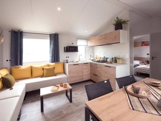 Mobil-home Premium Aëla 40m² - 4 chambres - 2 salles de bain + Terrasse couverte + CLIM + TV + LV