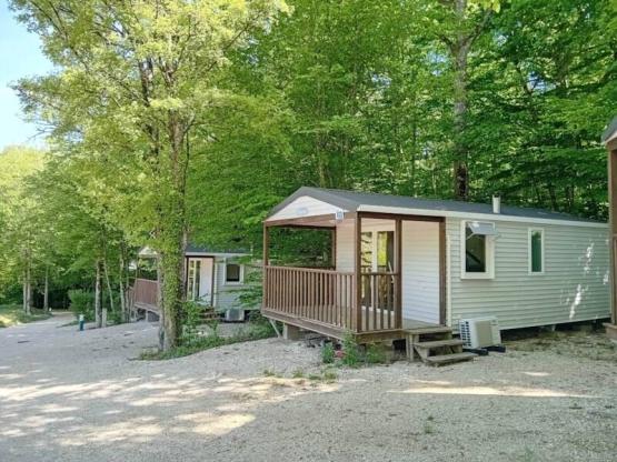 Comfortabele stacaravan van 32m² - 2 slaapkamers + overdekt terras van 12m² + tv + airconditioning -