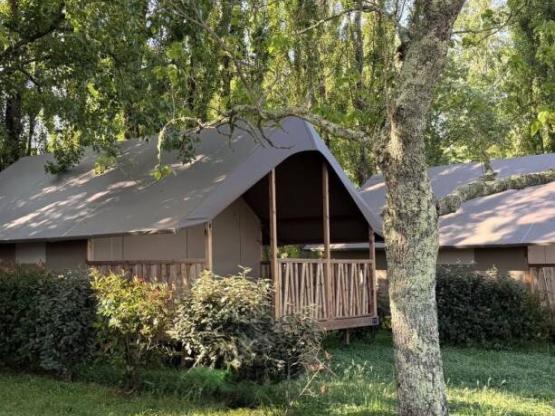 TENTE LODGE avec salle de bains, sanitaires, cuisine et vue sur la Nature