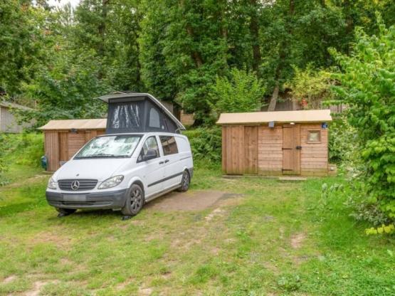 Forfait Premium : emplacement électrifié équipé d'une Freecamp