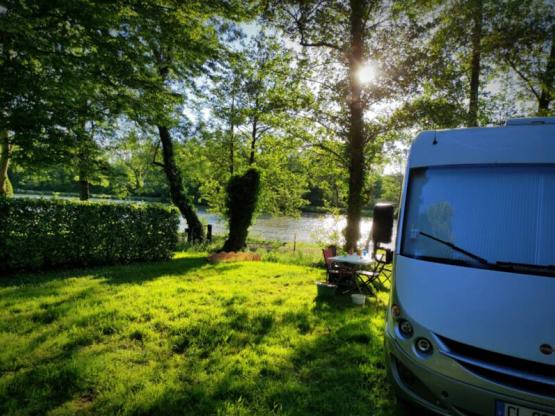 Forfait PREMIUM (100m²,1 tente, caravane ou camping-car/ 1 voiture/ électricité 10A) bord de l'étang