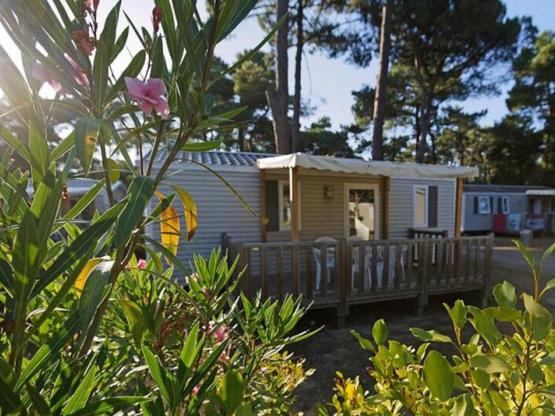 Mobil-home Confort 27.5m² (2 chambres) + terrasse bois semi-couverte 11m²