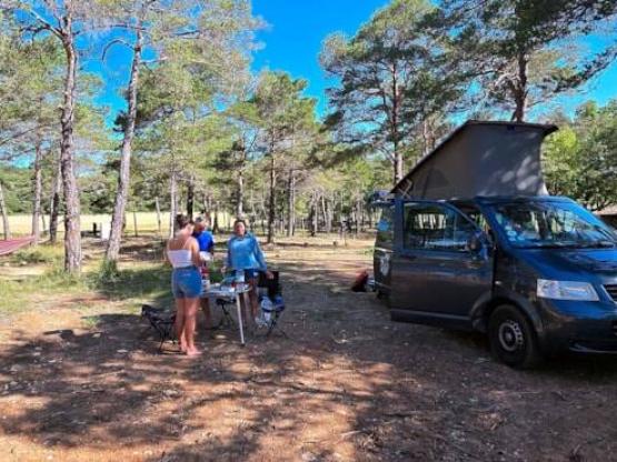 Emplacement 1 moto avec electricité (inclus 2 personnes et 1 tente)