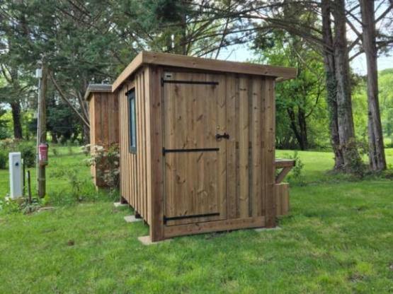 Emplacement Prémium pour tente, caravane et camping-car avec sanitaire privatif "Le Refuge"