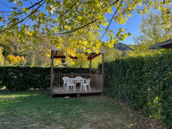 forfait premium, terrasse couverte et salon de jardin (1 tente, caravane ou camping-car / 1 voiture)