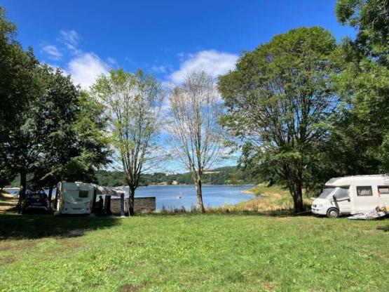 Forfait emplacement 2 pers avec électricité- Vue Lac ( maxi 6 personnes avec supplements)