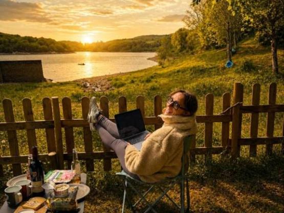 Forfait emplacement 2 pers avec électricité- Vue Lac ( maxi 6 personnes avec supplements)