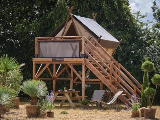 Tente bois sur pilotis