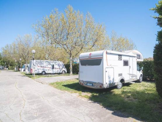 Emplacement Confort Large Tente/Van/Caravane/Camping-Car (avec électricité)