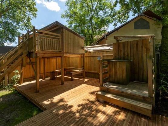 PILOTIS simple avec terrasse + douche - Lisette