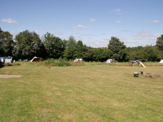 Camping exclusivement réservé aux tentes ou aux caravanes pliantes