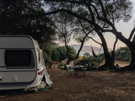 EMPLACEMENT CARAVANE + ELECTRICITE 5/6 pers.
