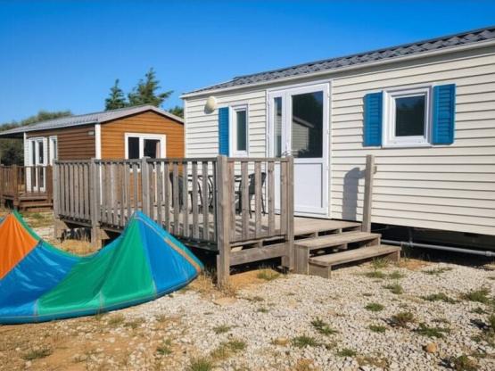Mobil-home 4 couchages avec grande terasse (avec clim)